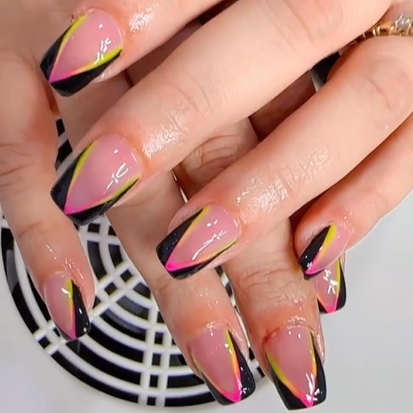 triangular french nail e1720522595465